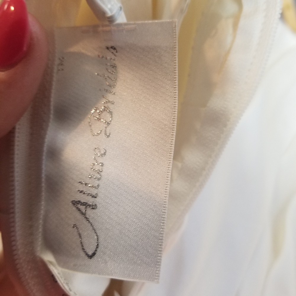 Elegant Ivory Satin Gown with Button Detail - Picture 3 of 4
